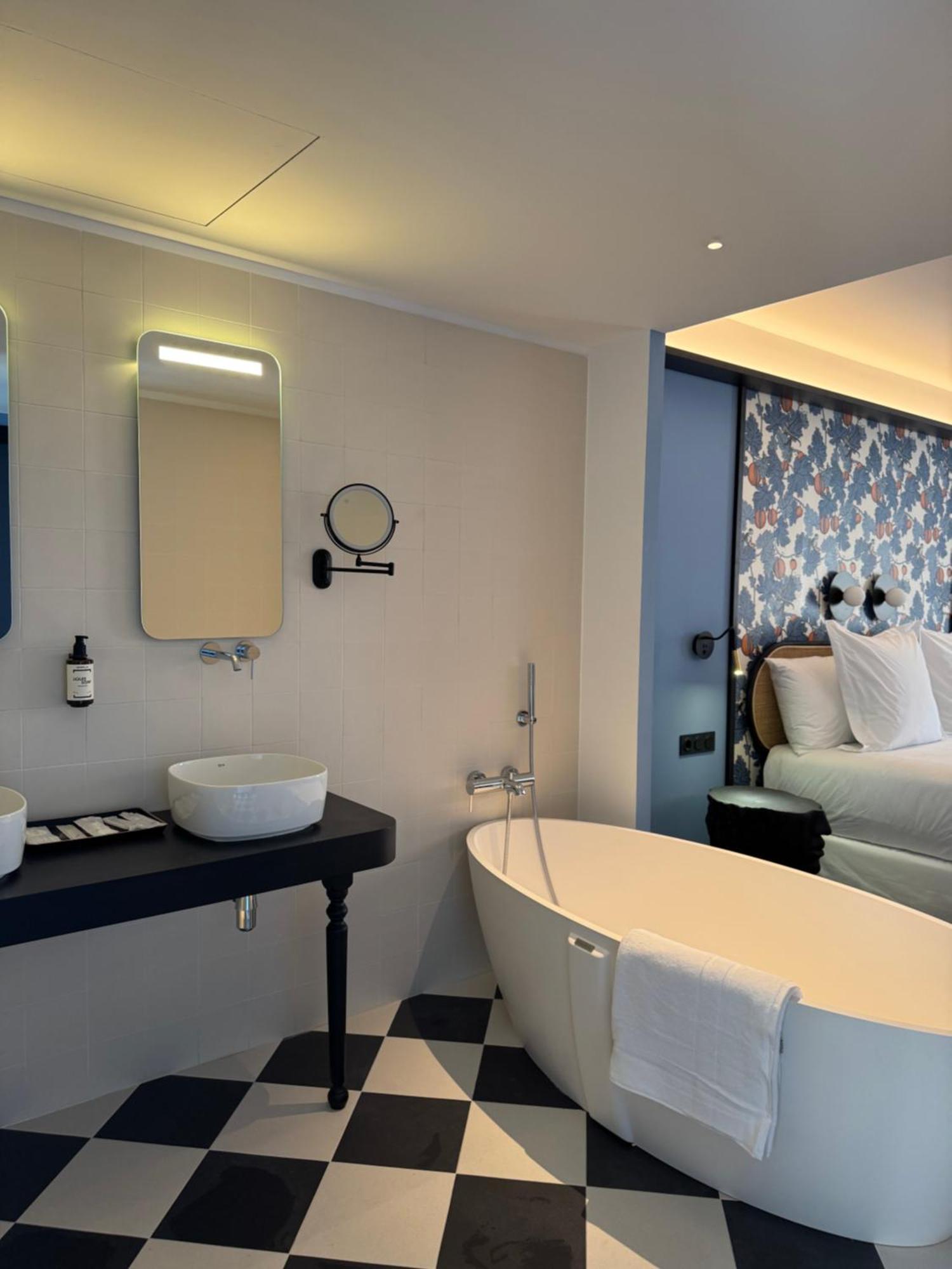 Hotel Divino & Apartments Figueres  Bagian luar foto