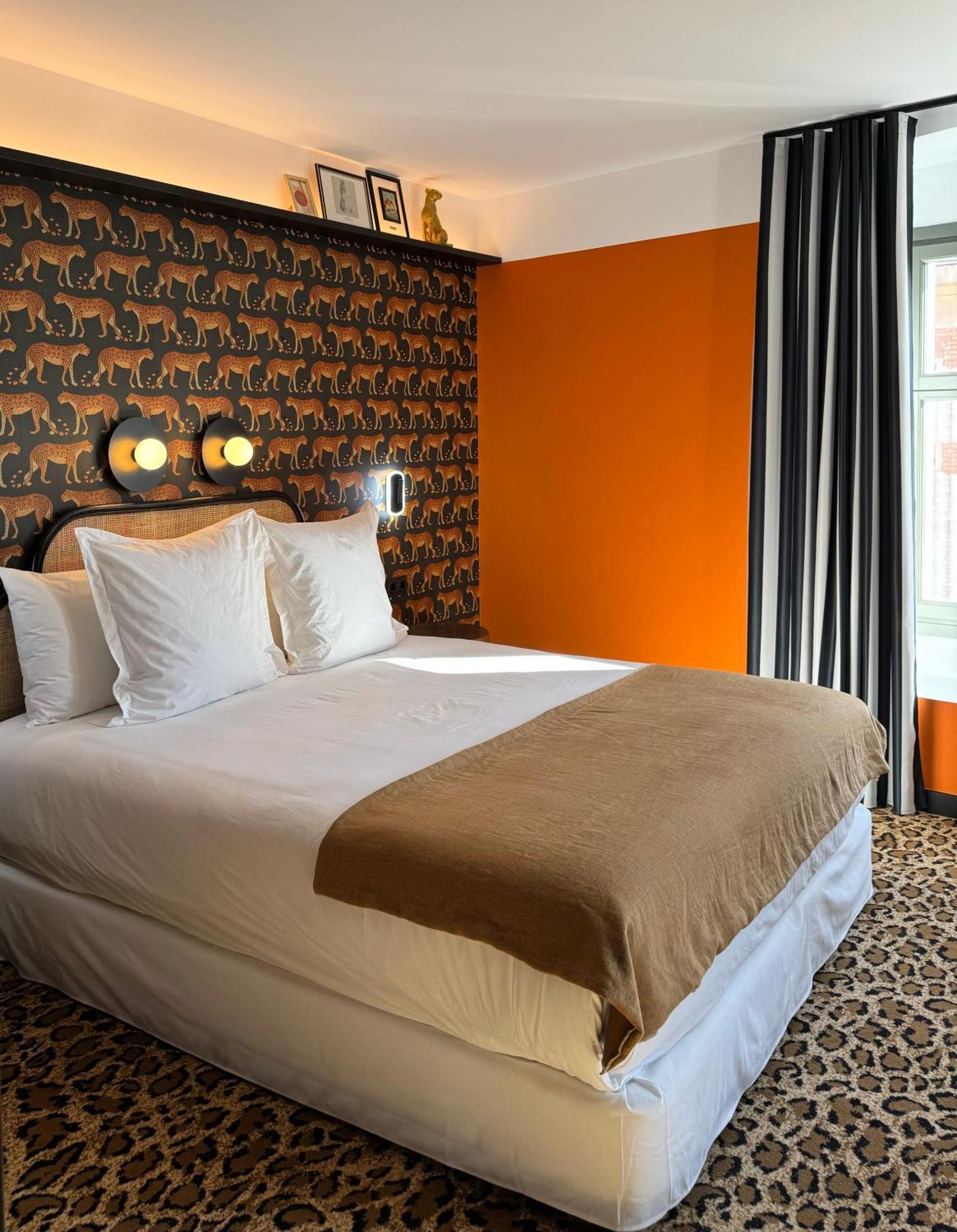 Hotel Divino & Apartments Figueres  Bagian luar foto