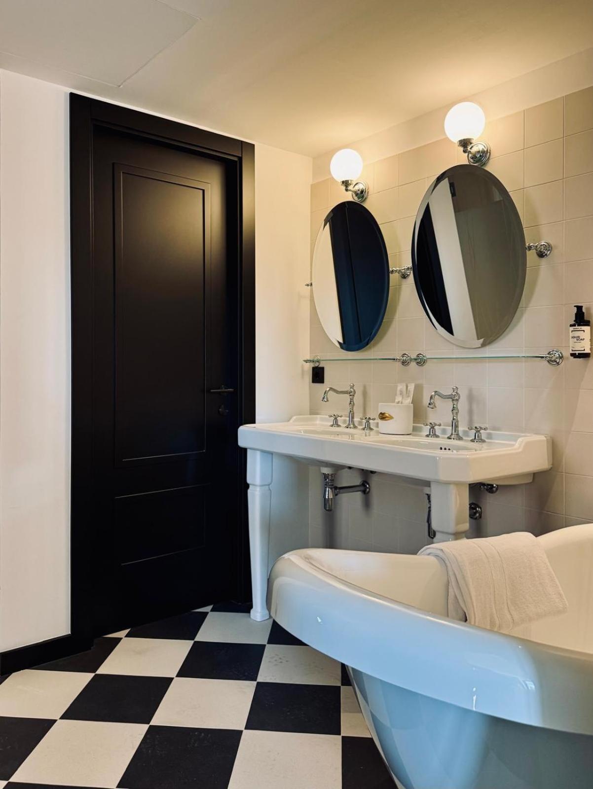 Hotel Divino & Apartments Figueres  Bagian luar foto
