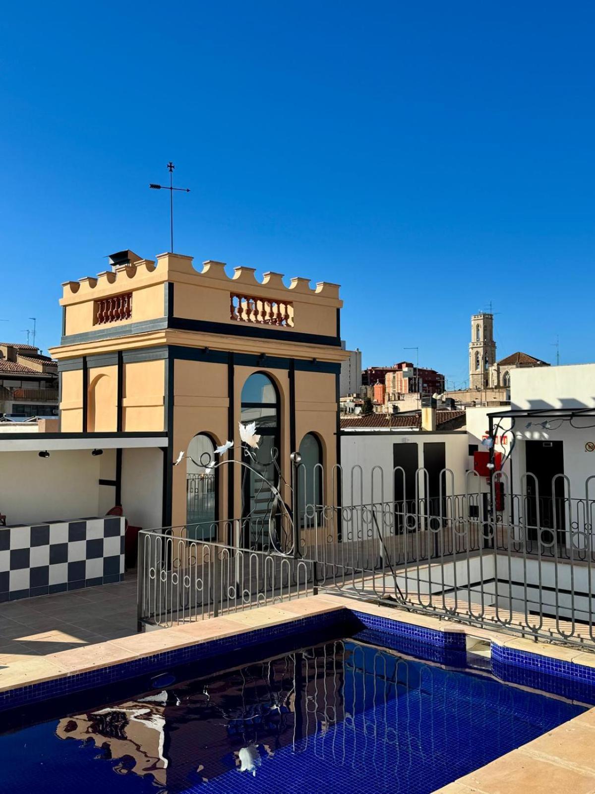 Hotel Divino & Apartments Figueres  Bagian luar foto