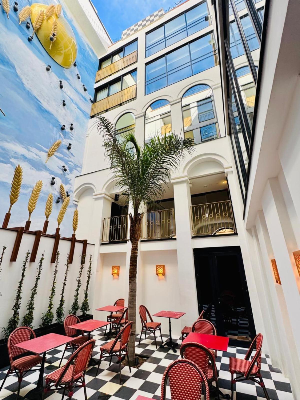 Hotel Divino & Apartments Figueres  Bagian luar foto