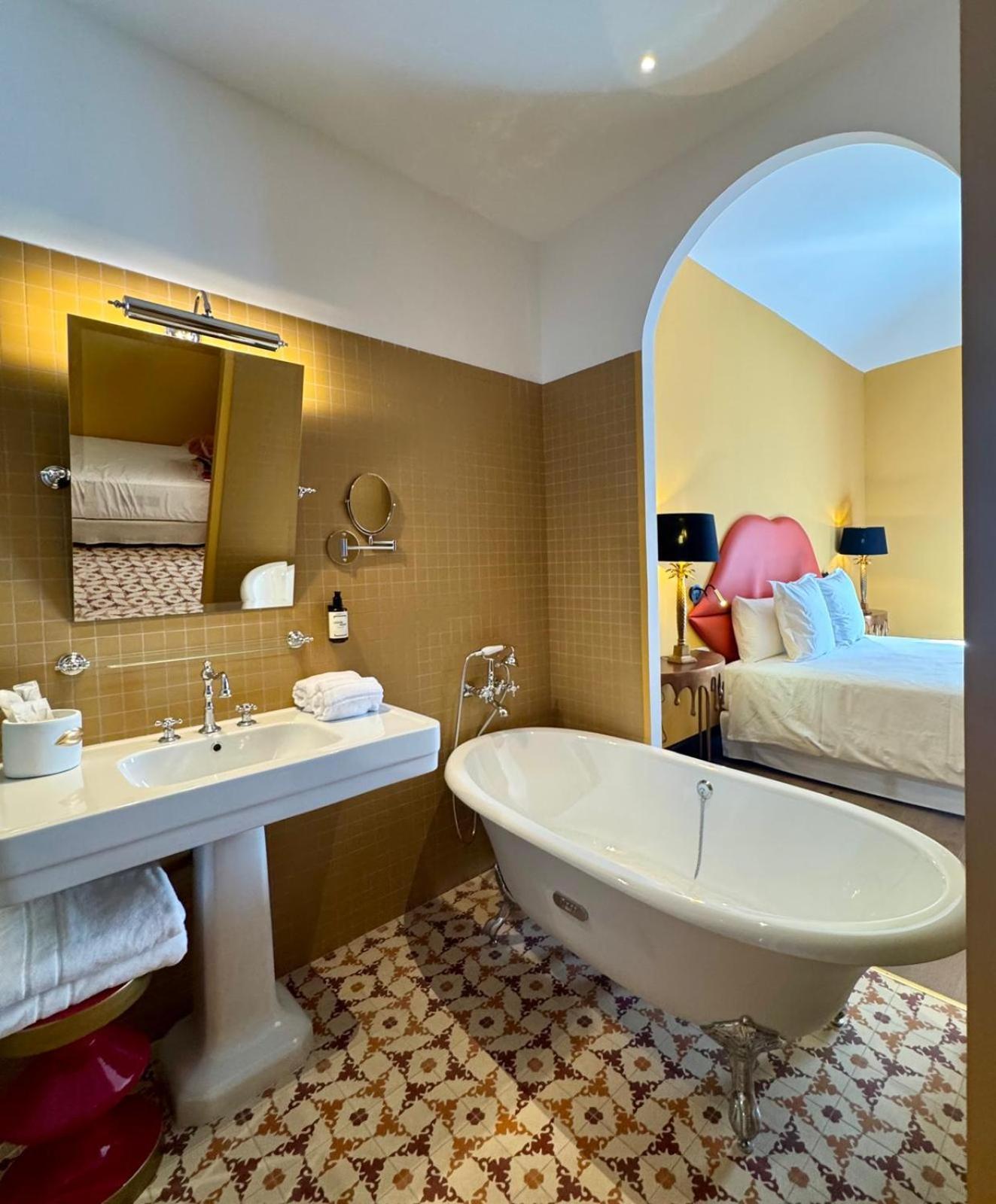 Hotel Divino & Apartments Figueres  Bagian luar foto